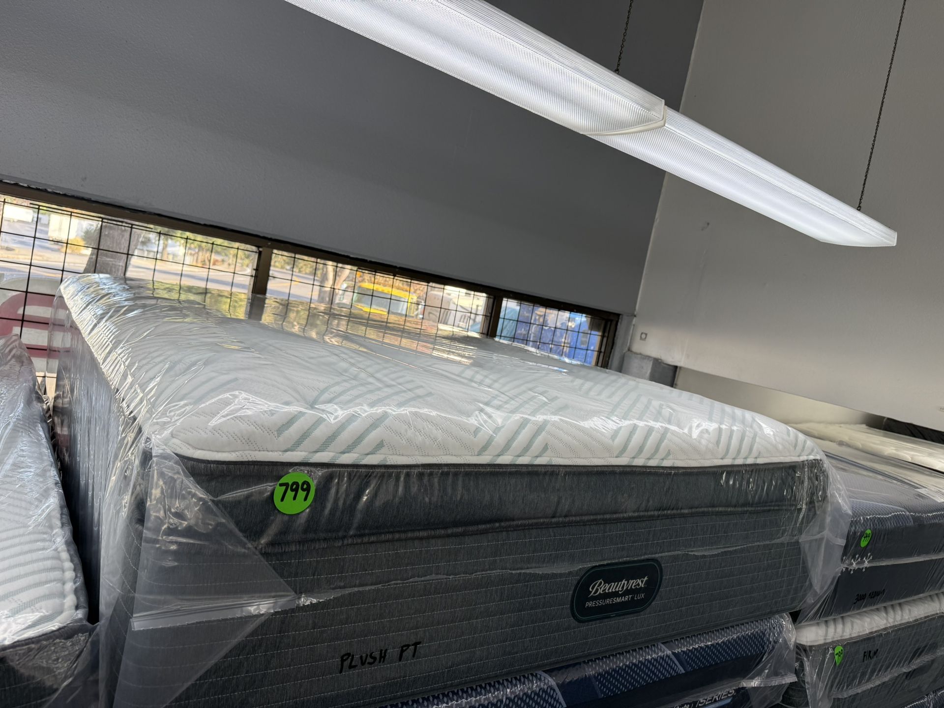 QUEEN SIZE SIMMONS BEAUTYREST PRESSURESMART (PLUSH) PILLOW TOP MATTRESS & BOX SPRING BED SET