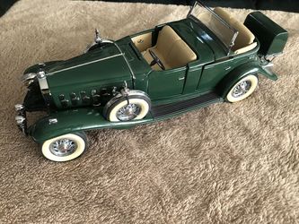 1932 Cadillac 1:24 scale model -green