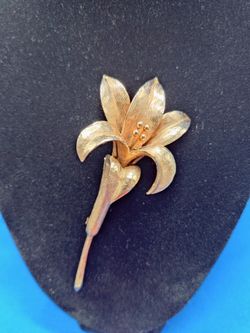 Rare* Vtg Huge 3D Lily Brooch HATTIE CARNEGIE Signed Rhinestone Decor Gold Tone