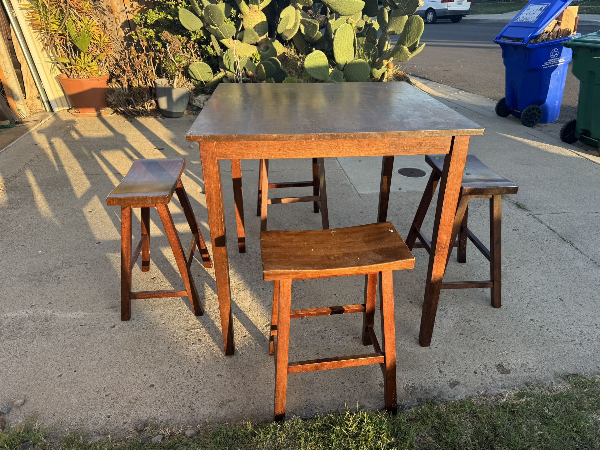 Free High Table + 4 Stools