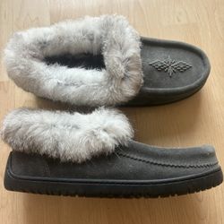 NEW IN BOX Manitobah Journey Mocassin Mukluk Shoes Charcoal Suede Shearling And Real Fur Women’s 10 Men’s 8