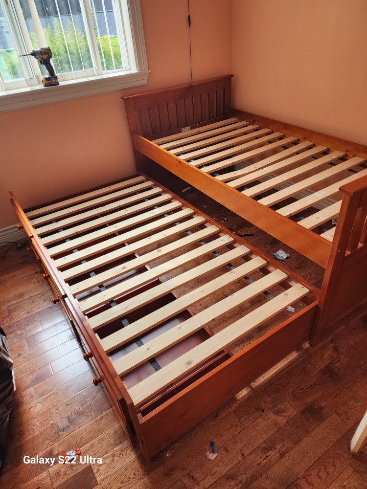 Twin Size bed with Drawers