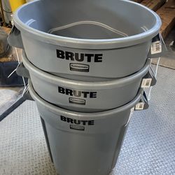 Rubbermaid Brute 32-Gallon Trash Can 