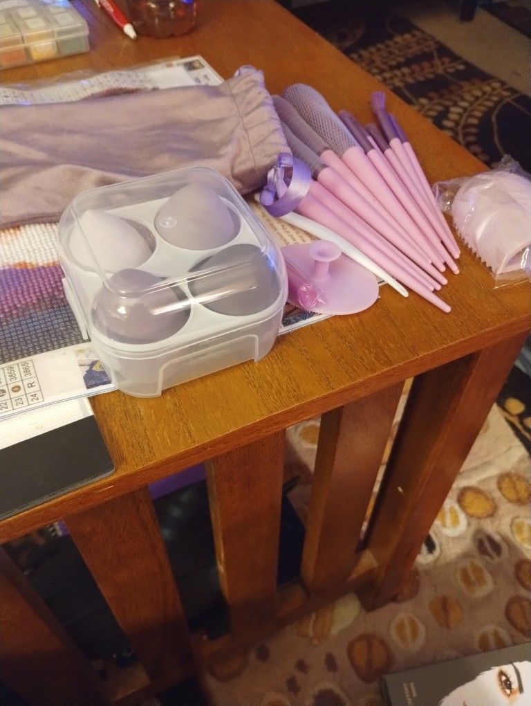 Lot Of Makeup Brushes 20.00