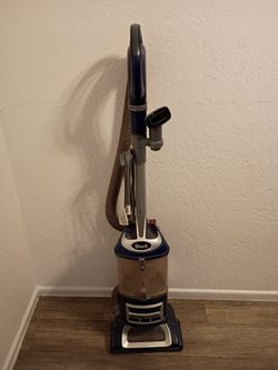Shark Lift•Away Deluxe Upright Vacuum
