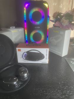 Speakers And Headphones Sellers Lot