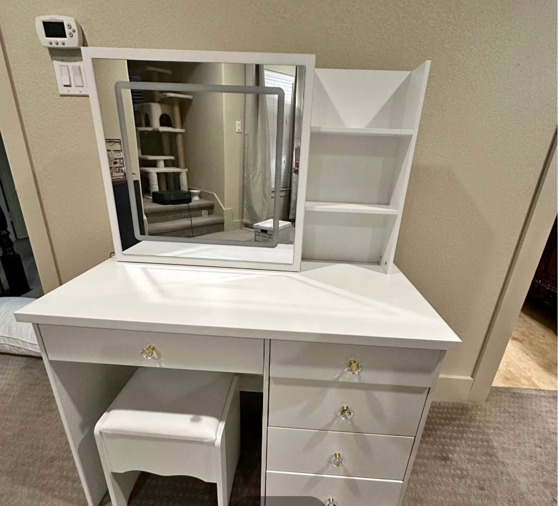 Vanity/makeup vanity