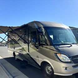 2011 winnebago via 25ft Mercedes diesel two slide outs