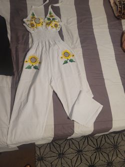 Jumpsuit Color Blanco Con Girasoles Bordados, Talla Grande Pero Viene Reducido.