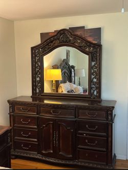 5 Piece Bedroom Set For Sale With 2 Night Stand, Headboard And Footboard, Dresser And The 2 Bedside Lamp As A Bonus. 