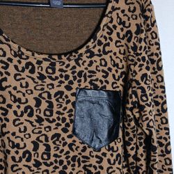 Med Chelsea & Theodore Animal Print Womens Faux Leather Pocket Long Sleeve Shirt