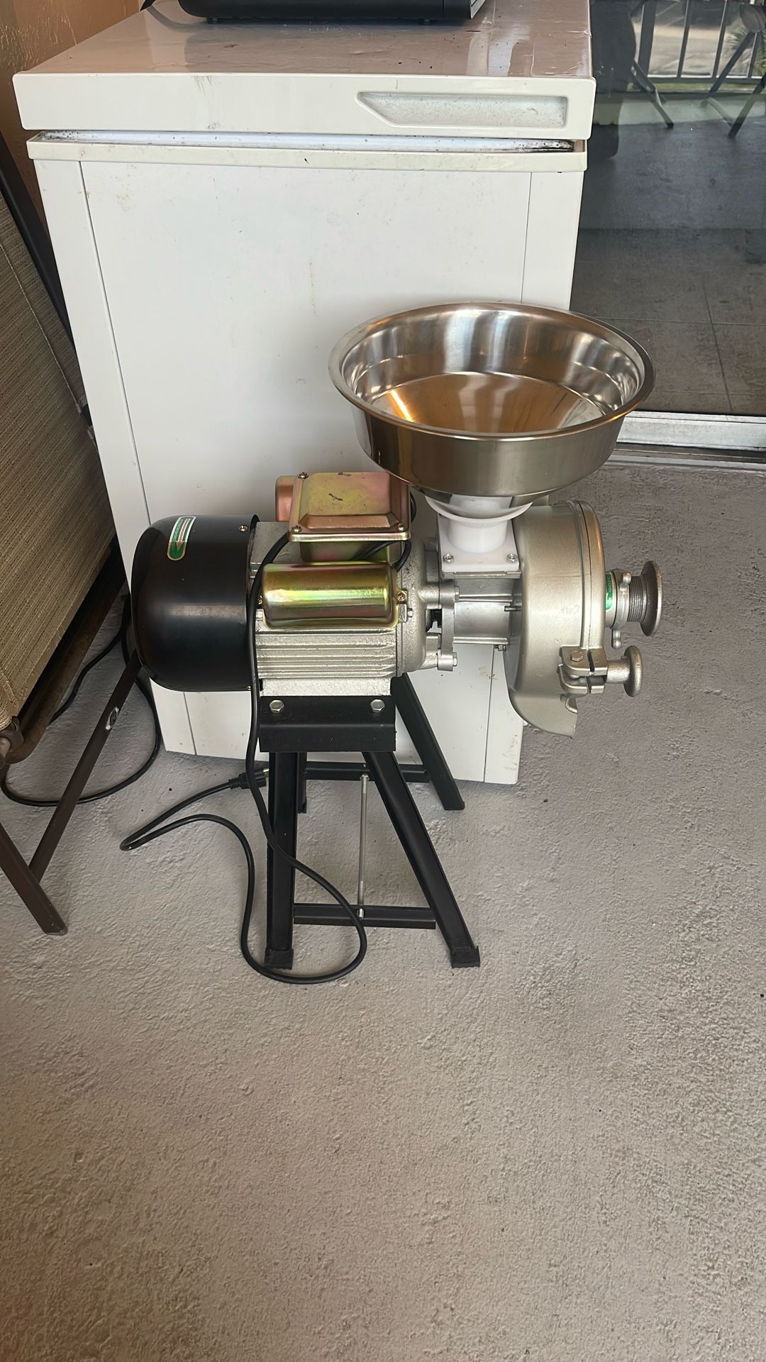 Grain grinder/Polvezador De Grano