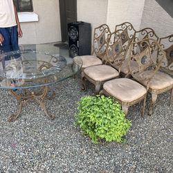 Dining room table and six chair
