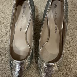 Roxy Earle LE CHATEAU Silver Pumps Mid Heels 