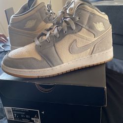 Air Jordan 1 Mid SE