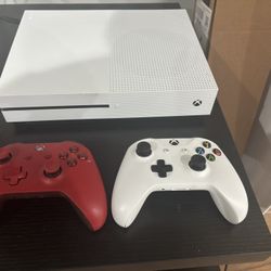 Xbox S + Two Controllers