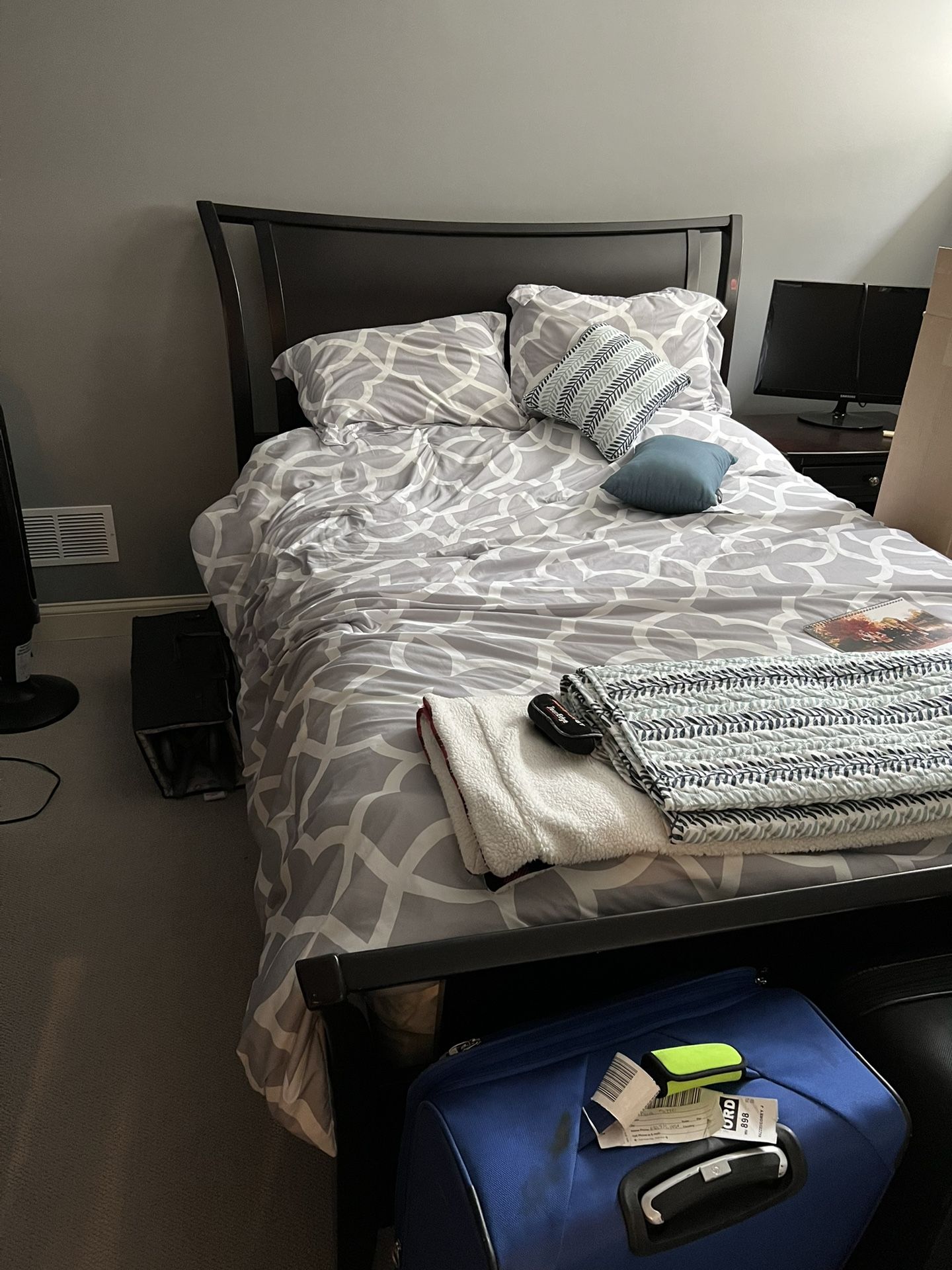 6 piece Queen bedroom set: Dovetail construction