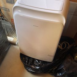 INSIGNIA Portable Air Conditioner , Lights , Panels 