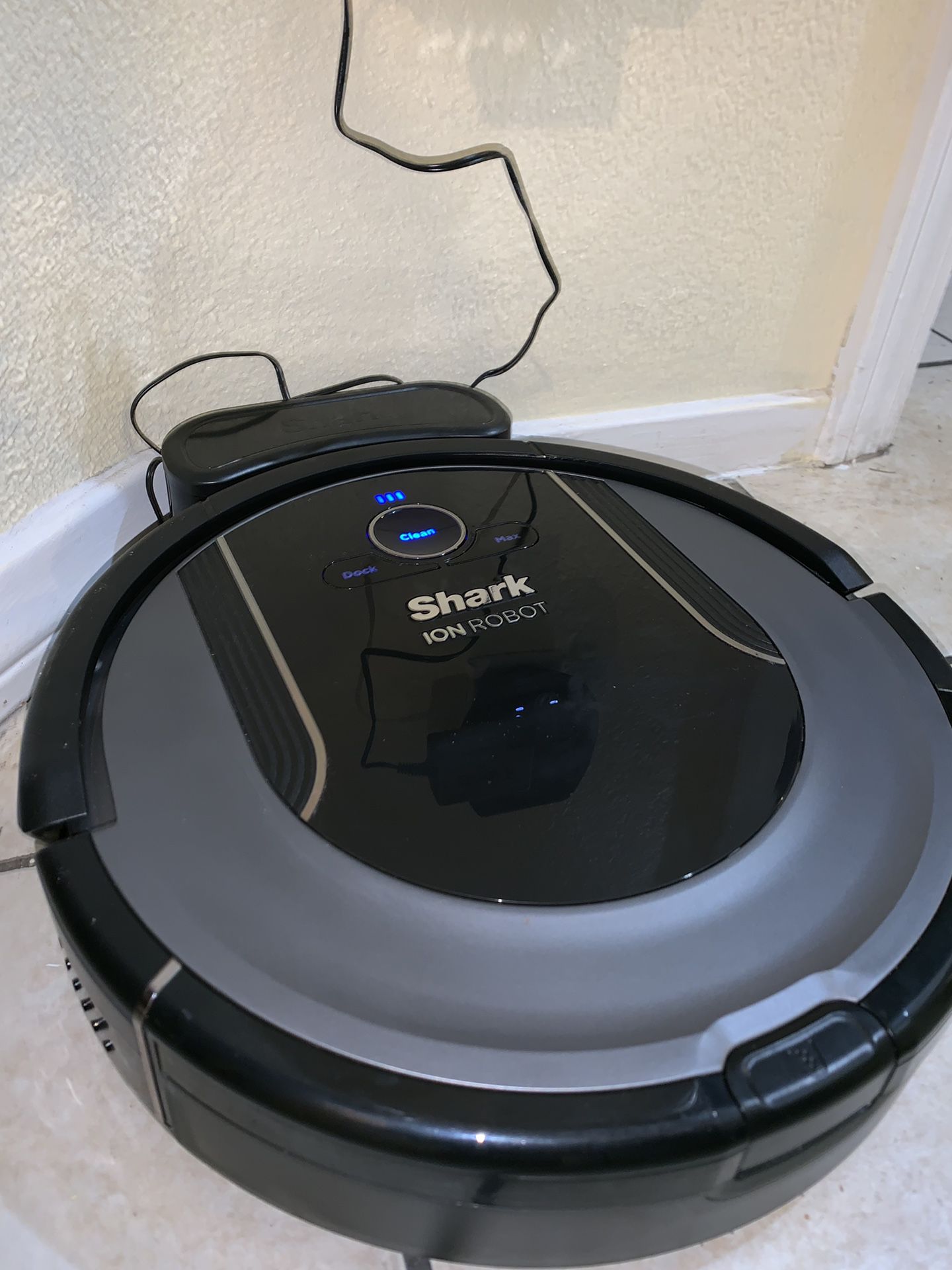 Shark ION RV850 robot vacuum cleaner in excellent condition WiFi connected
