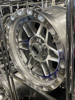 CHEVY & TOYOTA 17" 6X139.7 CUSTOM RIMS ​Vehicle Fitment: Engineered for aggressive stance and trail-ready capability on Nissan Titan, Chevy Tahoe, and