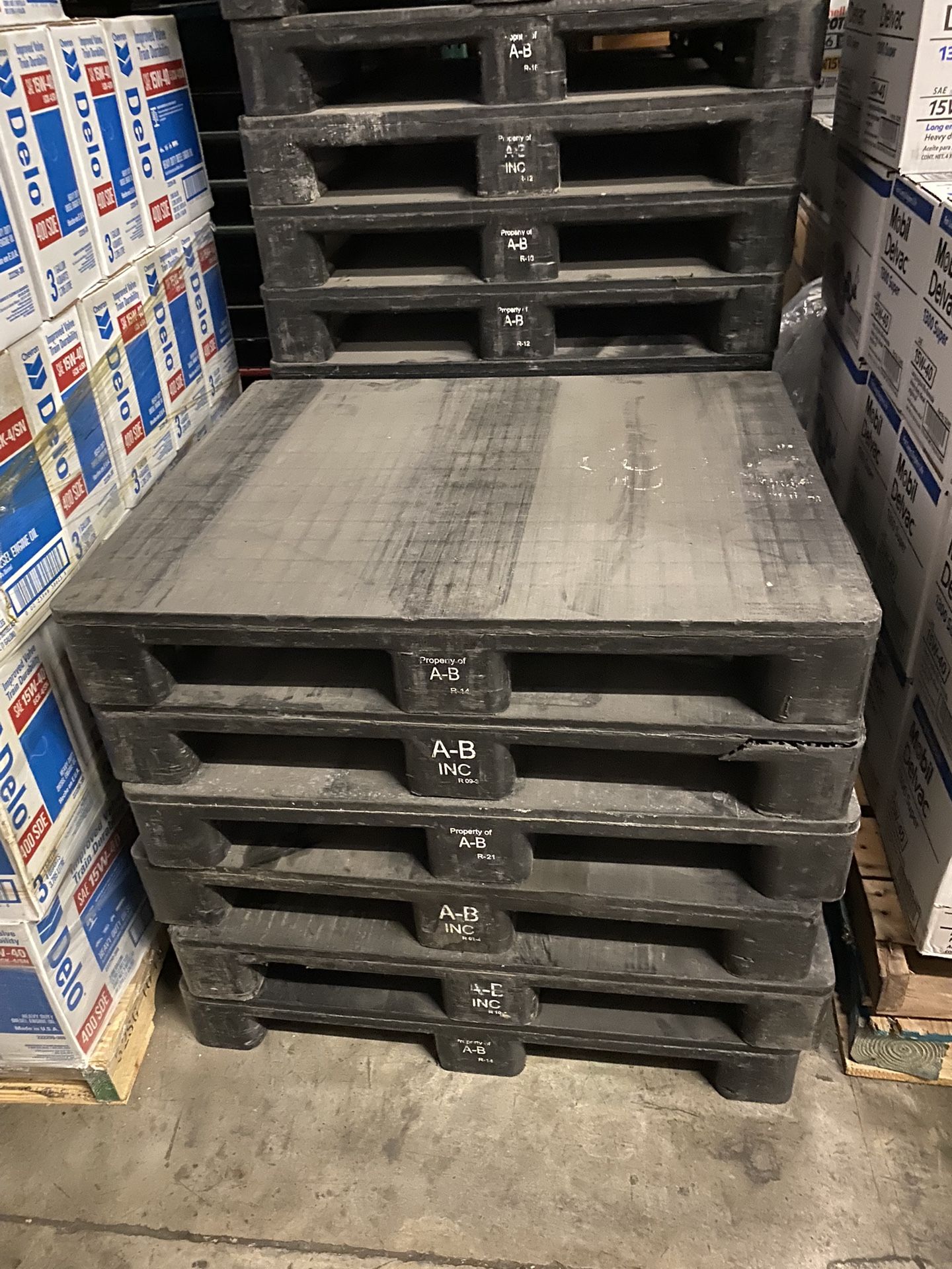 HEAVY DUTY PLASTIC PALLETS 37x32 20 for Sale in Hialeah Gardens, FL
