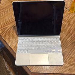 iPad Pro 13in (M4) W/ Magic Keyboard Case