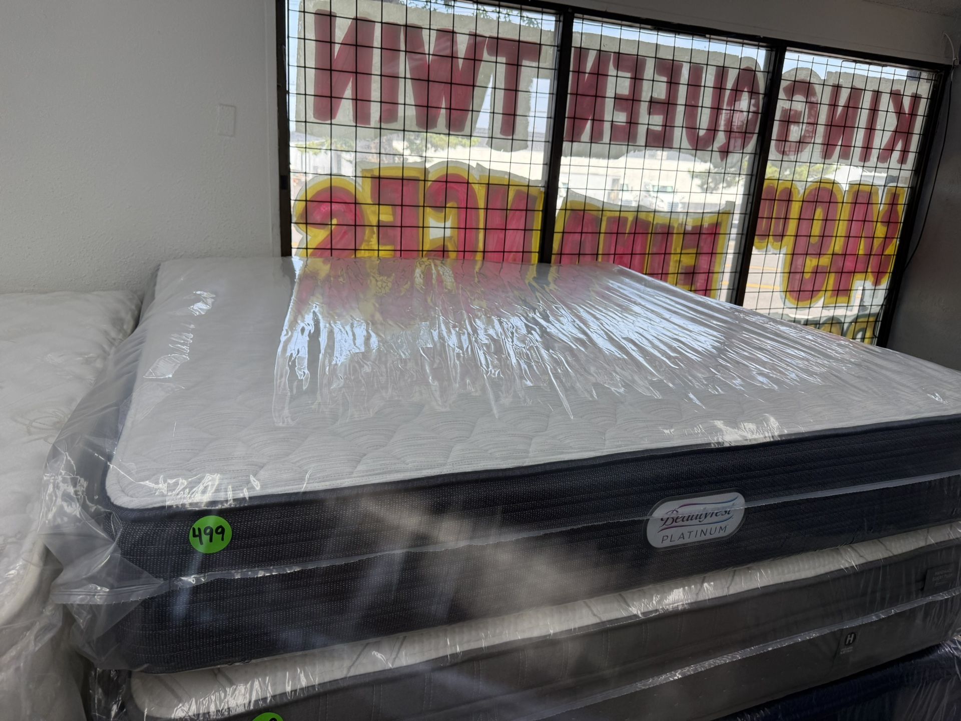KING SIZE SIMMONS BEAUTYREST PLATINUM MATTRESS & BOX SPRINGS BED SET