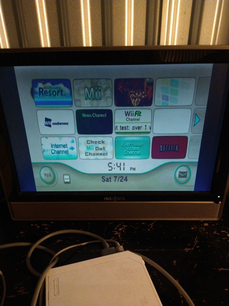 Nintendo Wii Original With Two Controllers, Two Nunchuks And 1 Gamepad