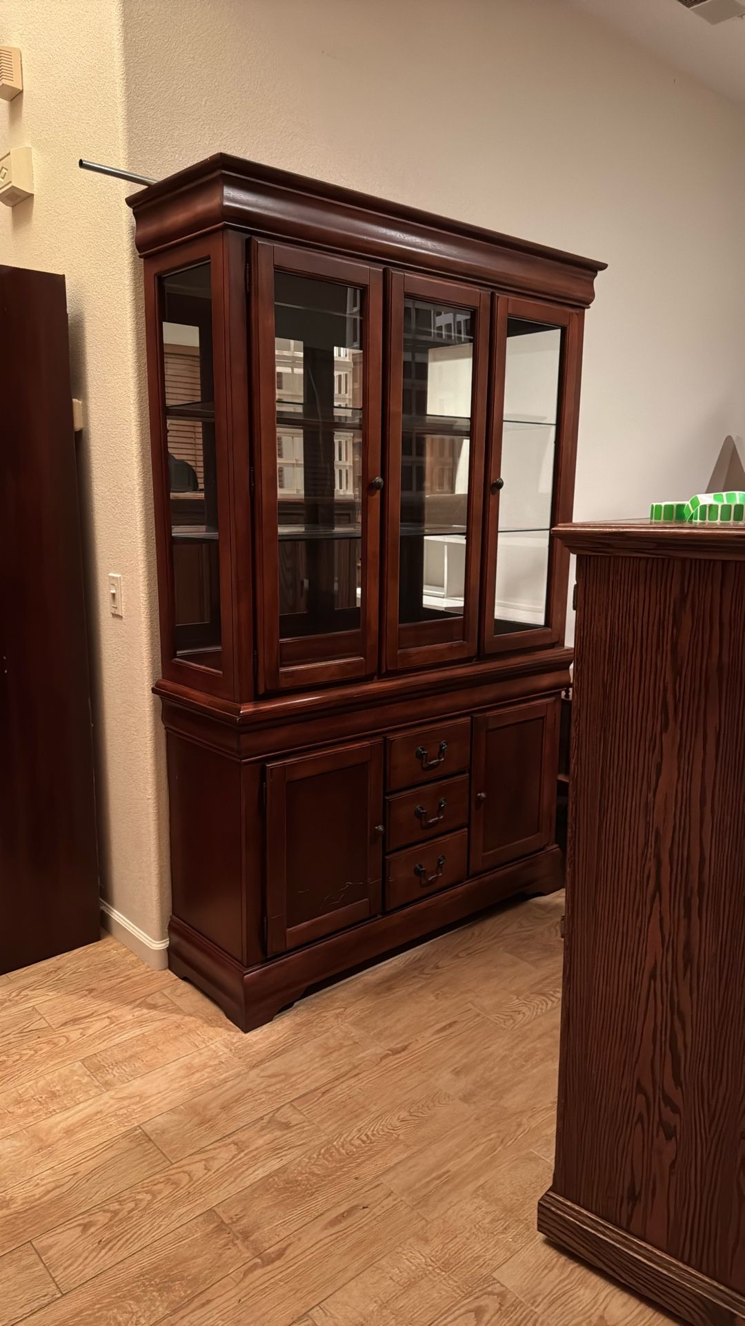 Display Case/Hutch - Large * Pick Up Today! Make Offer