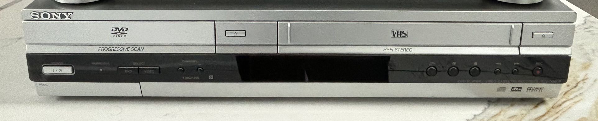 SONY VCR VIDEO CASSETTE RECORDER VHS /DVD COMBO SILVER WITH REMOTE CONTROL