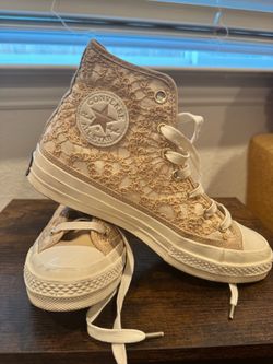 Converse Chuck Taylor High Tops – Tan Crochet Lace – Women’s 8 – Hardly Worn