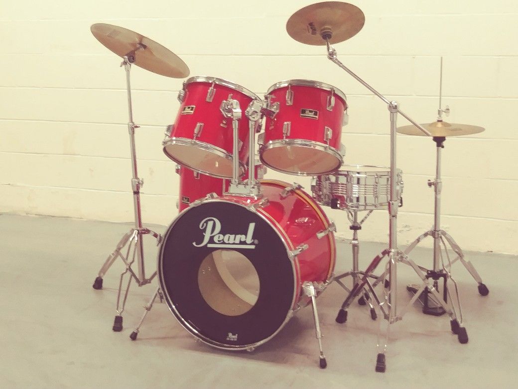 EXCELLENT PEARL DRUM SET. ALL CYMBALS, STANDS AND HARDWARE INCLUDED. $375