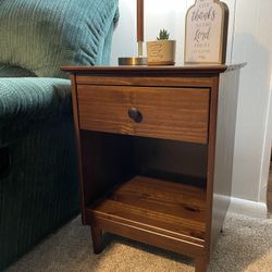 Gorgeous Solid Wood Nightstand/End Table 