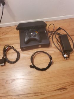Xbox 360 S 4GB with Kinect and Controller