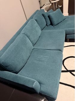 Turquoise sectional sofa. Excellent condition (24”x28)