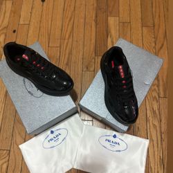 Black Pradas Designer Shoes With The Box 