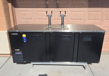 Everest Refrigeration EBD4-24 89 1/4" Kegerator Beer Dispenser w/ (4) Keg Capacity - (2) Columns, Bl