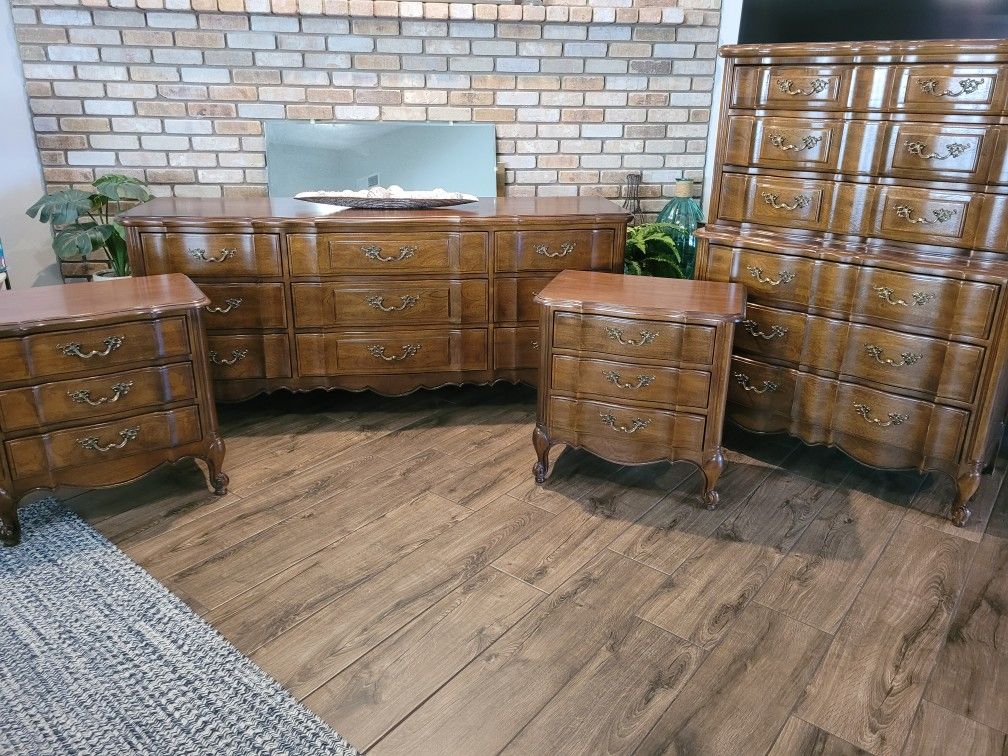 Beautiful Thomasville 4pc Bedroom Set.