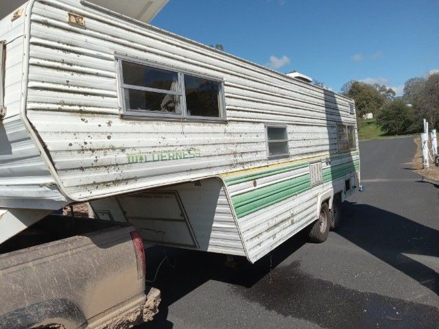 Wilderness Fifth Wheel Needs Cleaning & Tlc Livable
