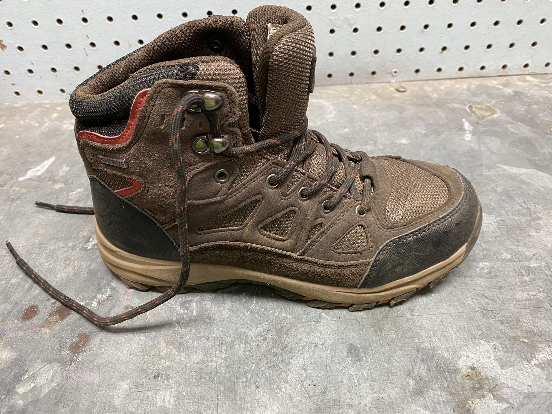Children’s hiking boots size 6