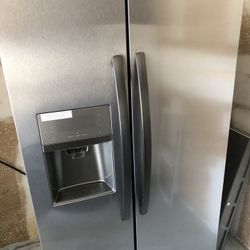 Frigidaire Side By Side Refrigerator Like New 