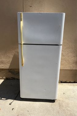 Kenmore Top-Freezer Refrigerator – Perfect Garage / Man Cave / Patio Fridge!
