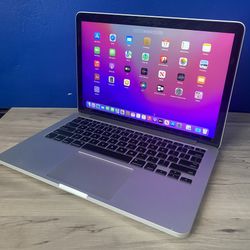 2015 Apple MacBook Pro  13 inch / Dual Core i5/ 8 GB / 128GB SSD. MacOS Monetary