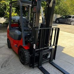 TOYOTA FORKLIFT 7 SERIES 5000LBS  CAPACITY 3 STAGE SIDE SHIFT TRACTION TIRES LOW HOURS LPG