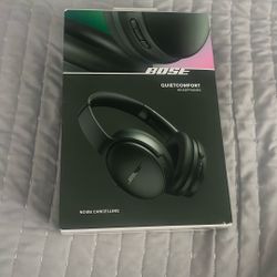 Green Bose Quiet Comfort headphones 