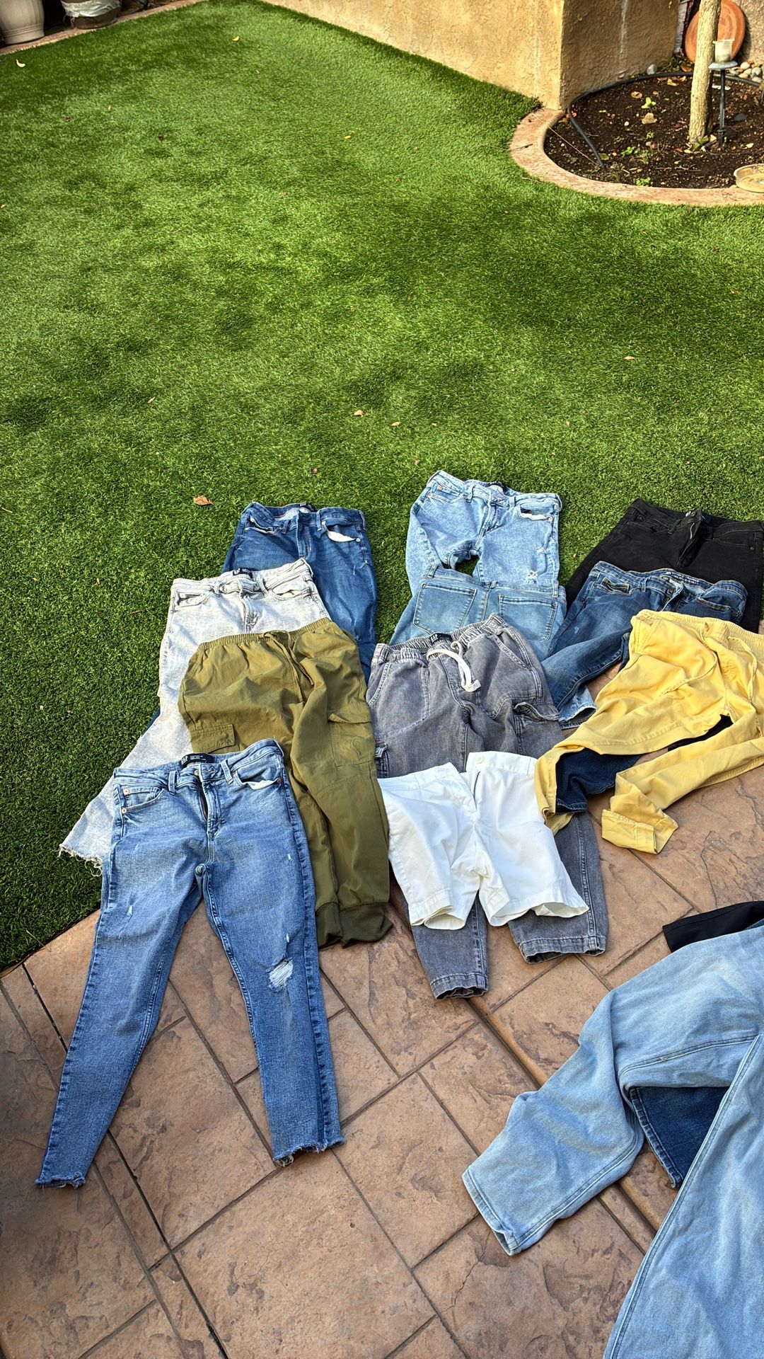 WOMENS ASSORTED PANTS SIZES 8-10