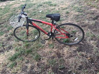 This is a Hyper Bicycles 700c SpinFit Men's Hybrid Bike in black and red.