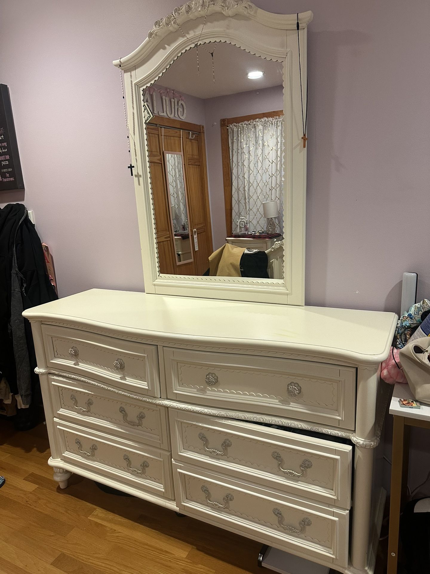 6 drawer dresser with mirror Good clean condition A small mark on top