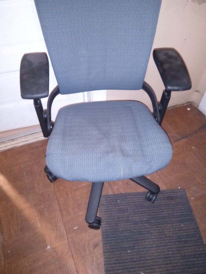 Nice Desk Chair With Wheels