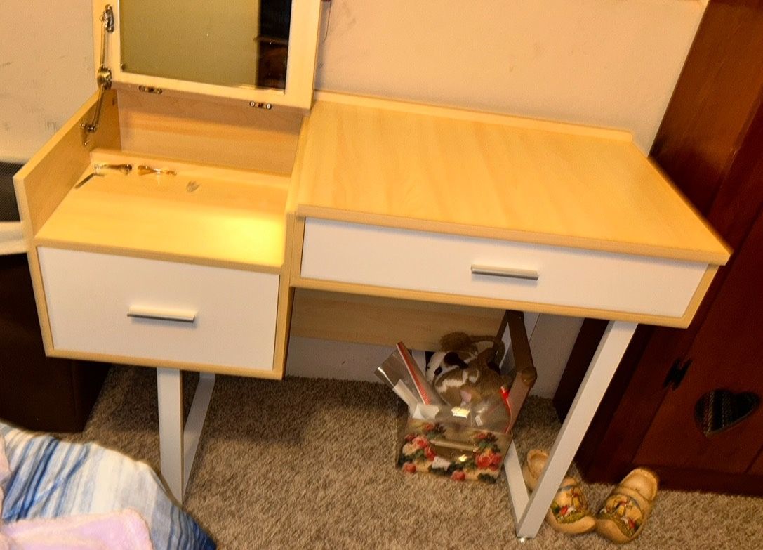 Vanity Desk Like New